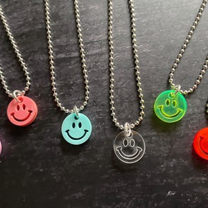 Collier avec pendentif smiley / acrylique / JGA / breloque nombreux motifs & couleurs / argent / keep Smiling heart kiss love letter bff chaîne boule néon