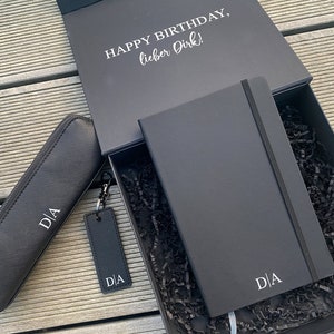 Personalisierte Geschenkbox mit Magnetverschluss / Etui + Schlüsselanhänger + Notizbuch / Weihnachten / Geburtstag / Initialen / Geschenkset