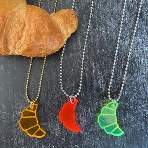 Colar + pingente acrílico / Tendência: Croissant / Colar prateado ou dourado / Pingente acrílico em várias cores / Bff / Festa / Bonjour Neon Fancy