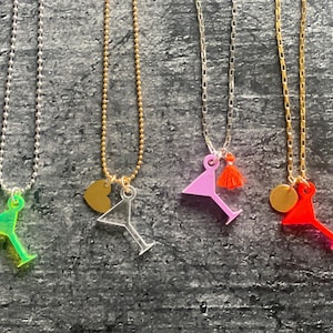 Collar con colgante de copa de cóctel + moneda acrílica JGA charm muchos diseños y colores plata oro corazón beso carta de amor bff neón champán fiesta
