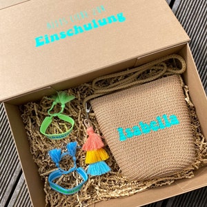 Personalisierte Geschenkbox / Schulkind / Einschulung / Geschenk / 1. Klasse / Karte + Button / Umhängetasche / Tasche mit Bommel / Armband