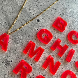 Colgante de letra de acrílico rojo neón rosa neón / A - Z / ABC / Muchos colores / Charm / Colgante de acrílico / Collar Colgante de acrílico cortado con láser BFF