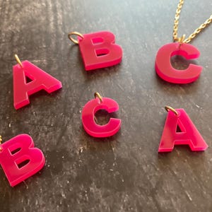 Colgante letra rosa fluorescente acrílico / A - Z / ABC / muchos colores / encanto / colgante acrílico collar colgante acrílico cortado con láser