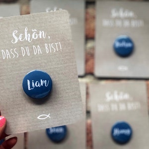 BAUTISMO / CONFIRMACIÓN / COMUNIÓN: Tarjeta de lugar que incluye botón personalizado, imán, espejo, abridor de botellas / regalo para invitados