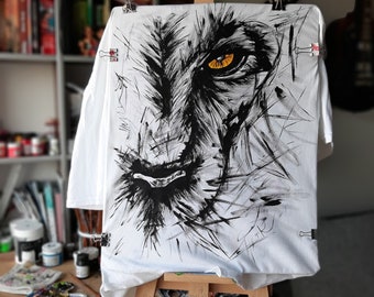 Malowana ręcznie koszulka z lwem.