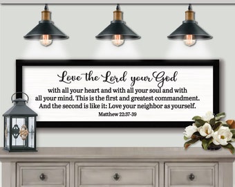 以下が含まれることがあります： 白い背景に黒い文字で「Love the Lord your God with all your heart and with all your soul and with all your mind. This is the first and greatest commandment. And the second is like it: Love your neighbour as yourself. Matthew 22:37-39」と書かれた、黒い枠のある農家風の木製看板。
