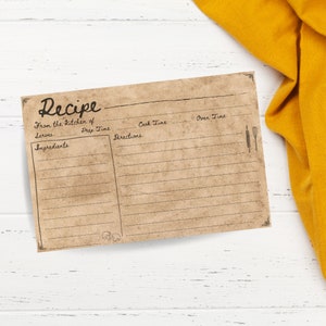 Puede incluir: Una tarjeta de receta de estilo vintage con l&iacute;neas para escribir los ingredientes, las instrucciones, el tiempo de preparaci&oacute;n, el tiempo de cocci&oacute;n y el tiempo del horno. La tarjeta tiene un fondo marr&oacute;n con un aspecto desgastado.