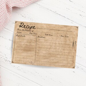 Puede incluir: Una tarjeta de receta de estilo vintage con fondo marr&oacute;n y secciones rayadas para ingredientes, tiempo de preparaci&oacute;n, instrucciones, tiempo de cocci&oacute;n y tiempo de horno. La tarjeta tiene la palabra "Receta" escrita en cursiva en la parte superior.