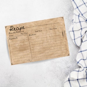 Puede incluir: Una tarjeta de receta de estilo vintage con fondo marr&oacute;n y secciones rayadas para escribir los ingredientes, las instrucciones, el tiempo de preparaci&oacute;n, el tiempo de cocci&oacute;n y el tiempo del horno. La tarjeta tiene la palabra "Receta" escrita en cursiva en la parte superior.