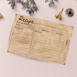 Puede incluir: Una tarjeta de receta de estilo vintage con fondo marr&oacute;n y secciones rayadas para ingredientes, tiempo de preparaci&oacute;n, instrucciones, tiempo de cocci&oacute;n y tiempo de horno. La tarjeta tiene un t&iacute;tulo escrito a mano "Receta" y el texto "De la cocina de" en la parte superior.