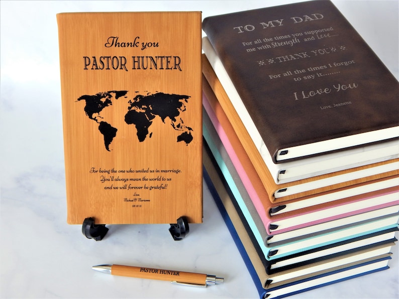 K&ouml;nnte beinhalten: Eine Holzplakette mit einer Weltkarte und dem Text "Thank you Pastor Hunter" darauf graviert. Die Plakette steht auf einem kleinen Holzst&auml;nder. Ein Stift mit dem Text "Pastor Hunter" ist ebenfalls im Bild.