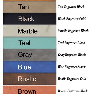 K&ouml;nnte beinhalten: Eine Tabelle, die die verschiedenen verf&uuml;gbaren Farben f&uuml;r Stifte und Journale zeigt. Die Farben umfassen Bambus, Braun, Schwarz, Marmor, T&uuml;rkis, Grau, Blau, Rustikal, Braun und Rosa. Zu jeder Farbe geh&ouml;rt eine entsprechende Gravur-Option, die daneben aufgef&uuml;hrt ist.