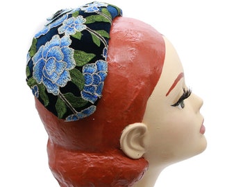 Half hat mit Blütenspitze - bandeau hat im Vintage-Look  rockabilly retro headpiece