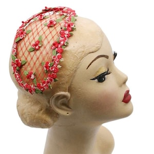 Halve hoed met net en kleine geborduurde bloemen in bandeau in vintage-stijl met rockabilly-rozen