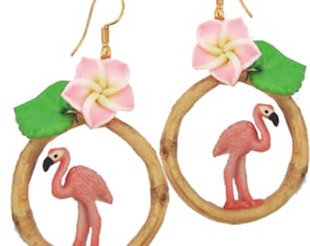 Boucles d'oreilles, flamant rose, bambou, tiki hawaii fleur de frangipanier rose aloha, déclaration miniature vintage rockabilly