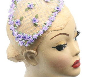 Cappello viola a mezza calotta con rete e piccoli fiori ricamati in stile vintage, bandeau hat rockabilly rose