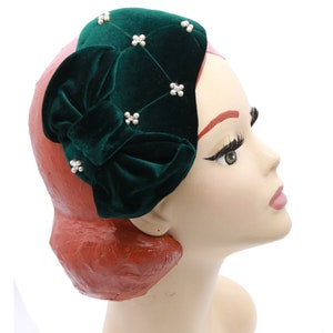 Vintage fascinator cocktail clip halve hoed met fluwelen kralen strik donkergroen jaren &#39;50 kralen vintage rockabilly bandeauhoed