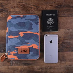 Cartera de viaje de lona personalizada con adorno de cuero, regalo de boda, mini titular de pasaporte del iPad con monograma, regalo de padrinos, regalo de dama de honor