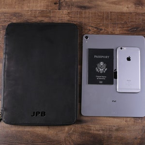 Gran cartera de viaje de cuero de padrinos personalizados, regalo de boda único, titular de pasaporte personalizado del iPad Pro con monograma, organizador de documentos