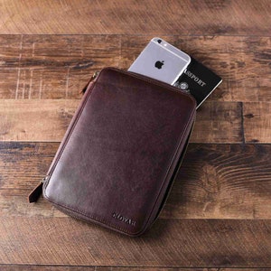 Flash Sale Cuero Cartera de Viajes Monograma con CLOVAR, Regalo de los Padrinos, Cartera de Pasaporte de Cuero, Cartera de Documentos de Cuero para Hombres, Titular del iPad