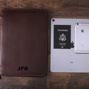 Personalisierte Leder Reise Brieftasche, benutzerdefinierte iPad Pro Folio Passhalter mit Monogramm, Dokument Organizer, Trauzeugen Geschenk, Geburtstagsgeschenk