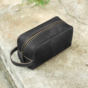 Groomsmen Gift Personalized Leather Toiletry Bag Dopp Kit Travel Kit with Monogram Wedding Gift Groomsman Gift Christmas Gift Boyfriend Gift