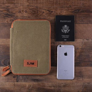 Trauzeugen Geschenk, personalisierte Leinwand Reise Brieftasche mit Leder trim, Hochzeitsgeschenk, iPad Mini Passhalter mit Monogramm, Brautjungfer Geschenk