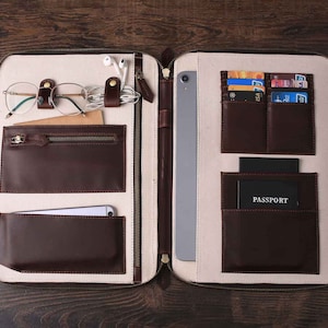 Personalisierte Trauzeugen Leder Reisebrieftasche, Trauzeugen, kundenspezifische iPad Pro Folio-Pass-Inhaber mit Monogramm, Dokument-Organizer