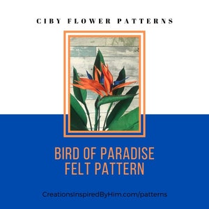 Puede incluir: Un patrón de fieltro para una flor de ave del paraíso. El patrón se muestra sobre un fondo de madera con una flor de ave del paraíso azul y naranja.