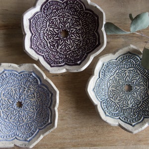 Peut inclure: Trois bols en céramique avec des motifs de mandala complexes. Les bols sont blancs avec des motifs bleus, violets et gris.