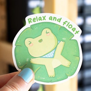Naklejka winylowa Relax and Float, słodka żaba, naklejka przypominająca o butelce wody, kawaii zwierzątko, planer, naklejka na laptopa, prezent dla miłośnika żab, lilia wodna