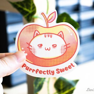 Autocollant en vinyle mignon de chat cerise, citation parfaitement douce, animal kawaii, décalcomanie rouge et jaune, planificateur, ordinateur portable, autocollant mat, découpe de journal