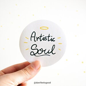 Artystyczna dusza cytat naklejka winylowa, inspirująca naklejka z cytatem, cytaty motywacyjne, naklejki motywacyjne, prezenty, naklejka na laptopa, Die Cut