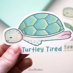 Linda pegatina de vinilo de tortuga, tortuga cansada, regalo de tortuga, pastel, animal kawaii, planificador, pegatina para computadora portátil, troquelado, calcomanía divertida