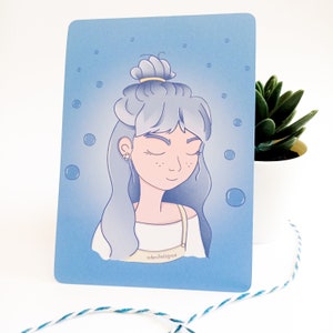 Pode incluir: Uma ilustração digital de uma menina com cabelo azul e olhos fechados. Ela está vestindo um top amarelo claro e tem um fundo azul claro com círculos azuis ao redor dela.