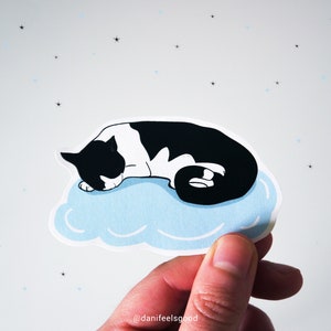 Autocollant en vinyle Tuxedo Cat, Chat endormi, Fais de beaux rêves, Nuage, Chat Tuxedo, Autocollant mignon, Cadeaux, Cadeaux de chat Tuxedo, Journal, Autocollant d’ordinateur portable