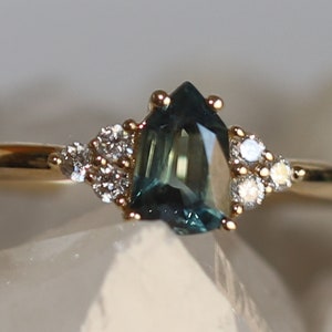 Anillo de compromiso de oro amarillo de 14 quilates con zafiro y diamantes