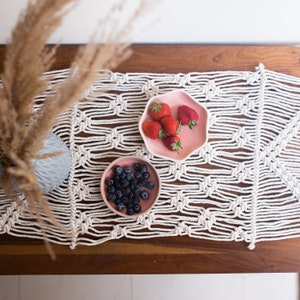 Folkulture Macrame Table Runner, Boho Table Runner Home Gifts, Makramee Tischläufer, Coffee Table Runner Farmhouse Style for Weddings White