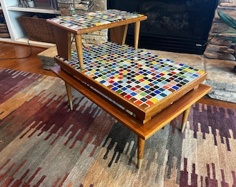 Mesita auxiliar de estilo moderno de mediados de siglo con renovación de azulejos de vidrio.