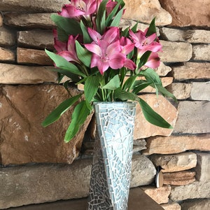 Twisted vase with kites