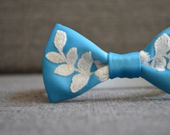 Light blue bow tie for men, bow tie with white lace appliques, white leaf applique, lace leave bow tie for groom, bow tie for groomsmen