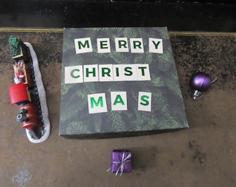 Advent calendar in square box paper and shape of Christmas paper tea bags in red and green