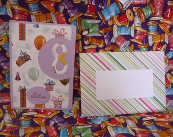 Geburtstagskarte 8 Jahre lila Papier mit Geschenkpaketen und Luftballons mit Umschlag