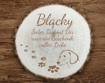 Gedenktafel für Hunde aus Echtholz mit Rinde | Gedenktafel rund Hunde mit Spruch und Namen | Gedenkstein für Tiere ca 30 cm Durchmesser