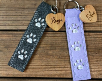 Personalized felt keychain with dog motif | Felt tag with paw pattern and fabric | Wooden pendant made from a heart with a dog's name