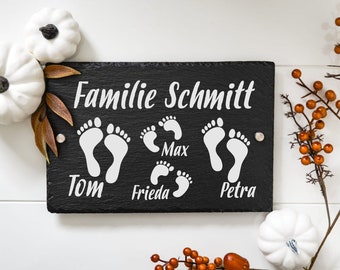 Türschild für Familie mit Namen und Fußabdrücken, Hausschild mit Gravur aus Schiefer, inklusive Befestigungsmaterial, Wanddekoration