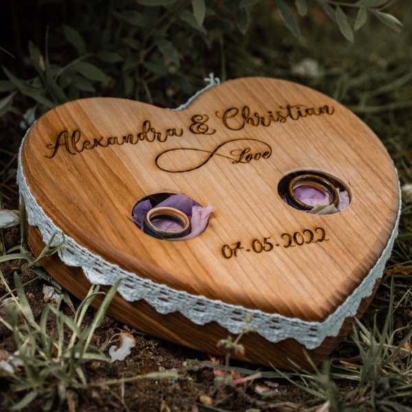 Ringkissen als Holz, Herz personalisiert für Eheringe, Ringetui für die Hochzeit, Hochzeitsdekoration für das Brautpaar
