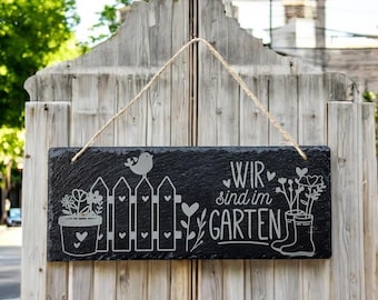 Panneau en ardoise « Nous sommes au jardin » avec arrosoir et oiseau – panneau de jardin avec cordon, ludique, résistant aux intempéries, 30 x 12,5 cm, décoration de porte et de jardin