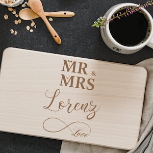 Personalisiertes Frühstücksbrettchen mit Namen, Mr. and Mrs. Vesperbrett für das Brautpaar