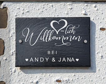 Letrero de pizarra personalizado para puerta "Bienvenido" con nombre y corazones | Resistente a la intemperie | Incluye herrajes de montaje | Varios tamaños